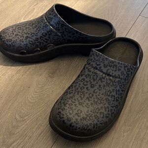 Black Leopard Print Oofos